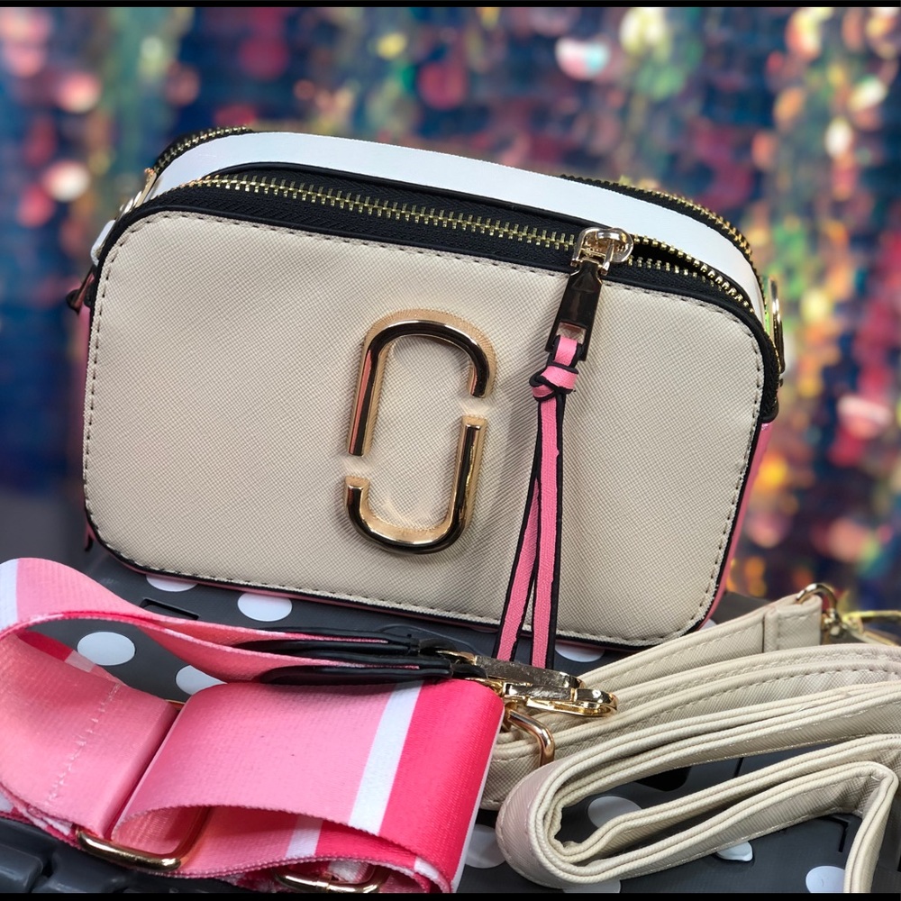 Marc Jacobs THE
SNAPSHOT SMALL CAMERA BAG.